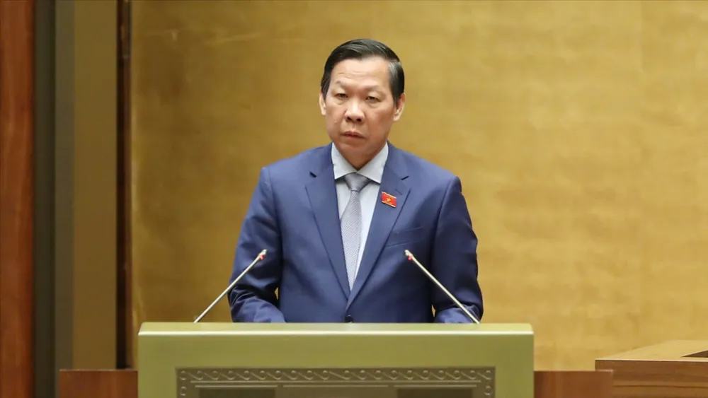 Chủ nhiệm Ủy ban Kinh tế và Tài chính của Quốc hội Phan Văn Mãi trình bày báo cáo thẩm tra về dự án luật, sáng 3-11. Ảnh: QUANG PHÚC