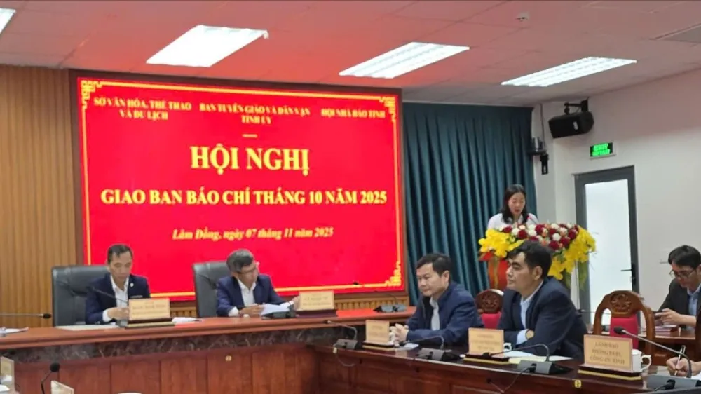 Scen för den periodiska presskonferensen i Lam Dong-provinsen 2fb020dbb2dc3e8267cd.jpg