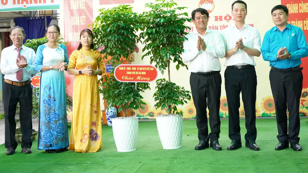 Đồng chí Bùi Thanh Nhân tặng cây cho khu phố 3