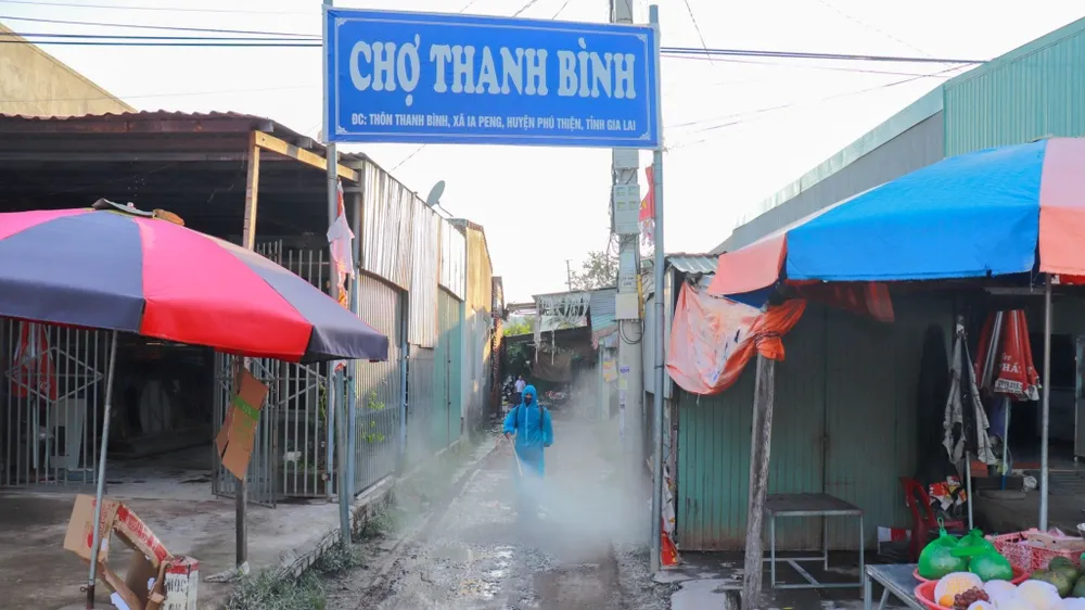 Spraya desinfektionsmedel på Thanh Binh-marknaden, Ia Hiao-kommunen, Gia Lai-provinsen heyrtgerfe.jpg