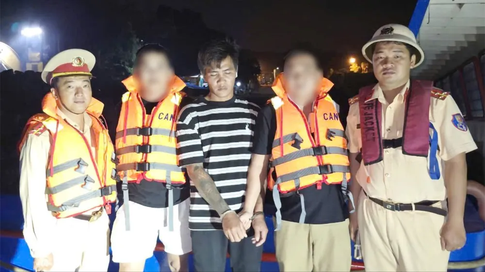 Lực lượng công an bắt giữ Nguyễn Văn Lâm khi đang lẩn trốn trên sà lan