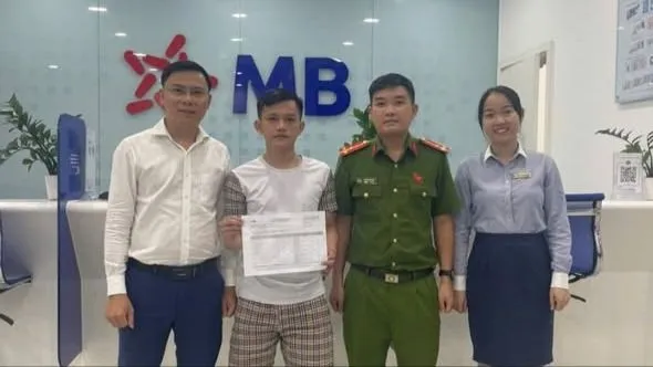 Anh Nguyễn Đình Minh Thành trình báo và hoàn trả lại số tiền chuyển nhầm. Ảnh: CACC