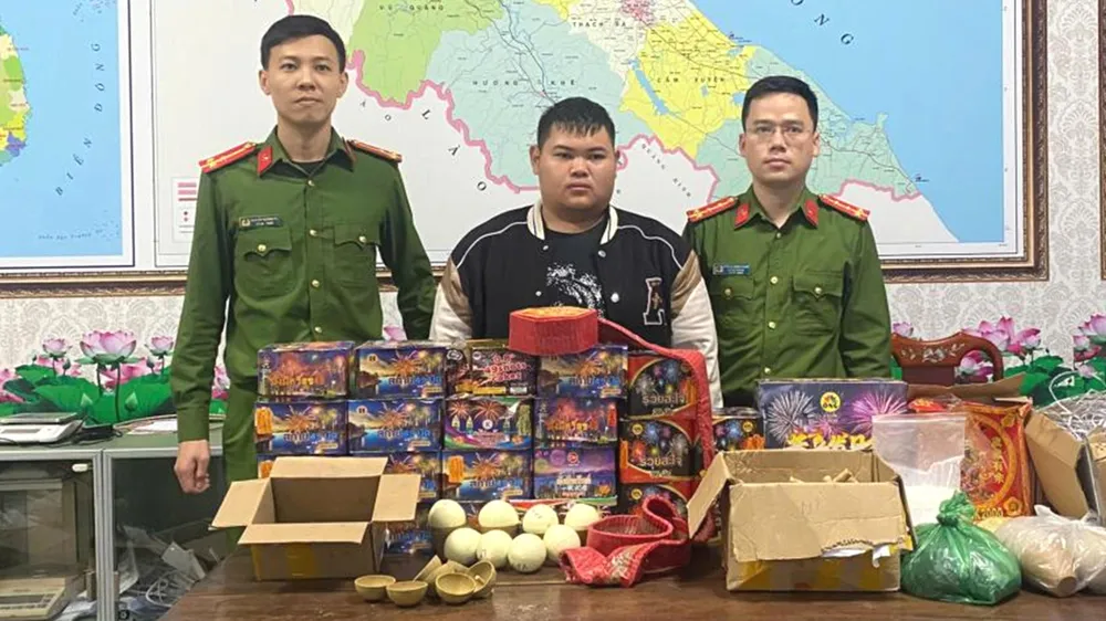 Công an bắt giữ đối tượng Đỗ Minh Trí cùng tang vật 