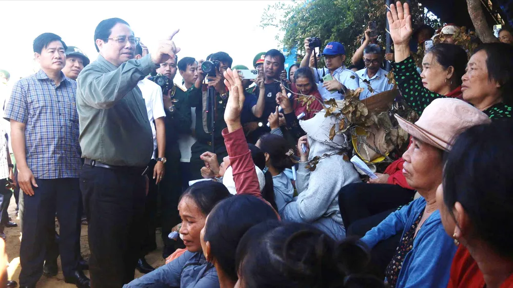 Thủ tướng nói chuyện, động viên người dân bị thiệt hại sau bão ở ven biển Gia Lai