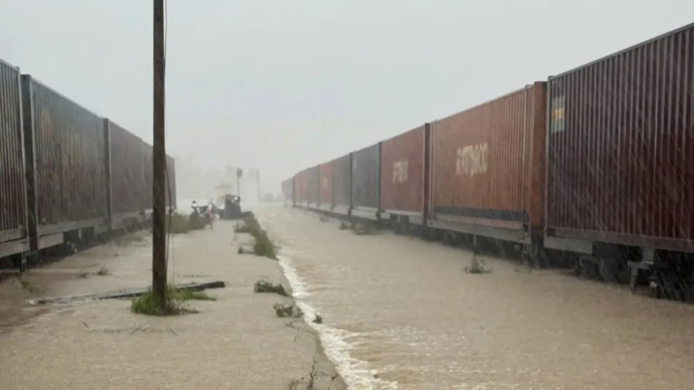 Mưa lũ làm gián đoạn vận tải đường sắt qua khu vực Nam Trung bộ