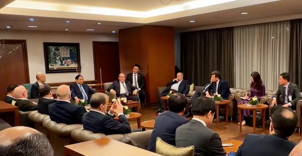 Thủ tướng Phạm Minh Chính và Thủ tướng Algeria Sifi Ghrieb đồng chủ trì cuộc làm việc với các bộ, ngành và một số doanh nghiệp hai nước. Ảnh: TTXVN