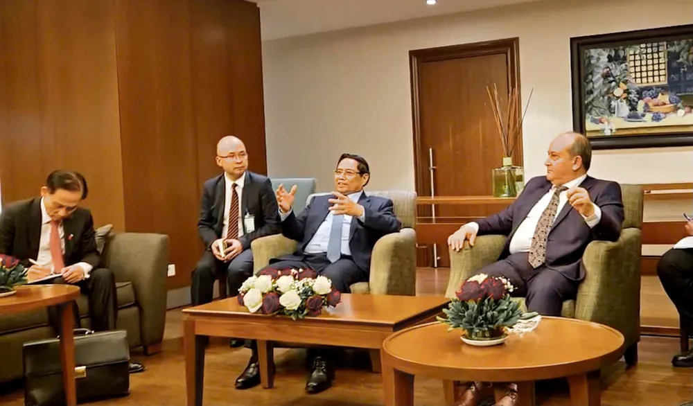 Thủ tướng Phạm Minh Chính và Thủ tướng Algeria Sifi Ghrieb đồng chủ trì cuộc làm việc với các bộ ngành và một số doanh nghiệp hai nước. Ảnh: TTXVN