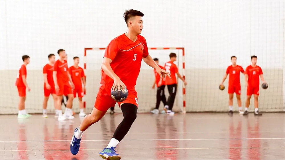 Đội tuyển nam bóng ném trong nhà Việt Nam luyện tập chuẩn bị cho SEA Games 33. Ảnh: DŨNG PHƯƠNG