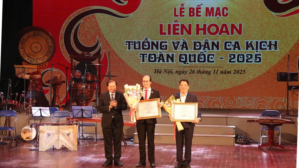 Trao giải cho hai tác phẩm đoạt Huy chương vàng