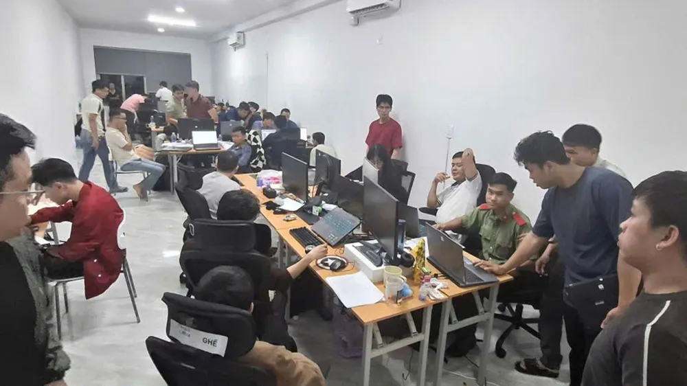 Công an TP Đà Nẵng kiểm tra cơ sở “Penta”, phát hiện 63 đối tượng nghi vấn phạm tội công nghệ cao. Ảnh: CACC