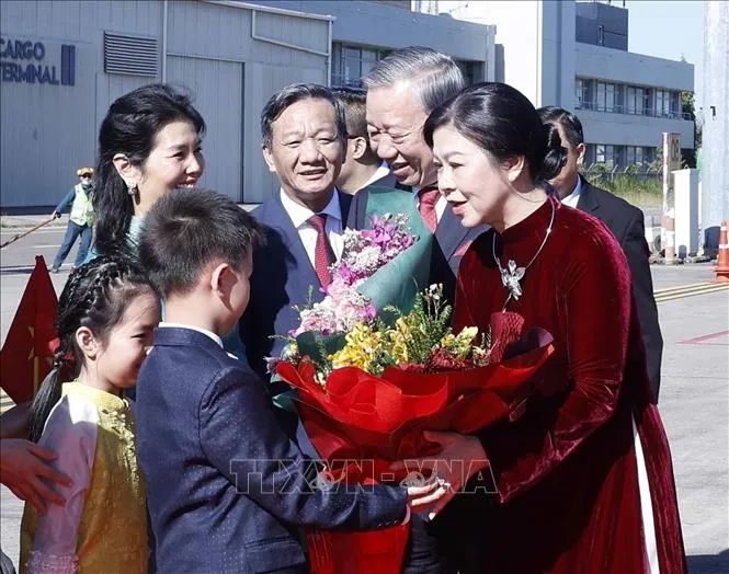 Lễ đón Tổng Bí thư Tô Lâm và Phu nhân tại sân bay quốc tế Wattay, thủ đô Vientiane. Ảnh: TTXVN