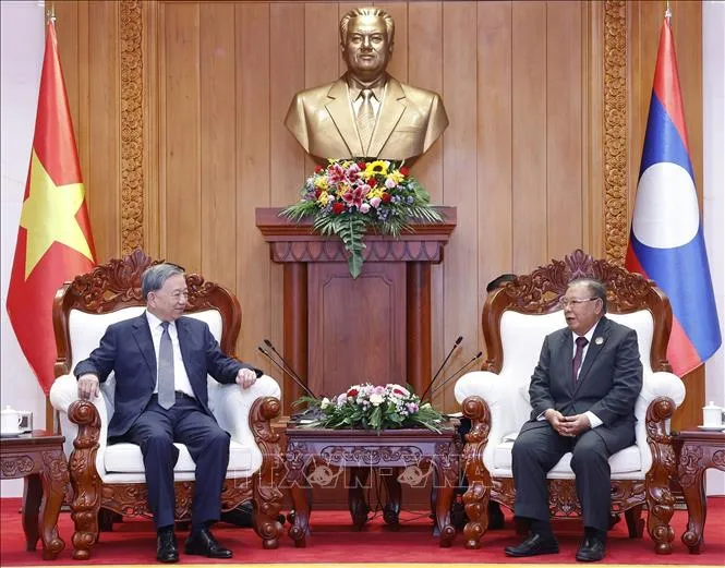 Tổng Bí thư Tô Lâm gặp nguyên Tổng Bí thư, Chủ tịch nước Lào Bounnhang Vorachit. Ảnh: TTXVN