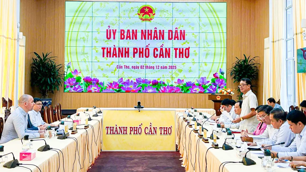 Ông Nguyễn Văn Khởi, Phó Chủ tịch UBND TP Cần Thơ trao đổi tại buổi làm việc