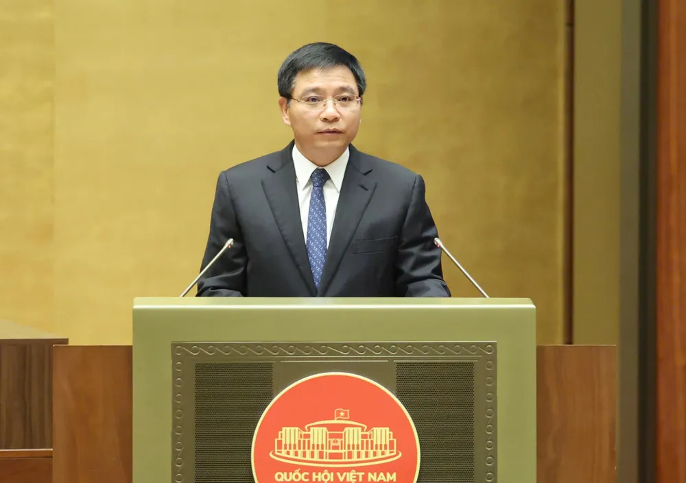 Finansminister Nguyen Van Thang rapporterer om revisjonene og endringene i utkastet til planlov (med endringer) før nasjonalforsamlingen stemmer. Foto: QUANG PHUC thang-1-4309-4972.jpeg