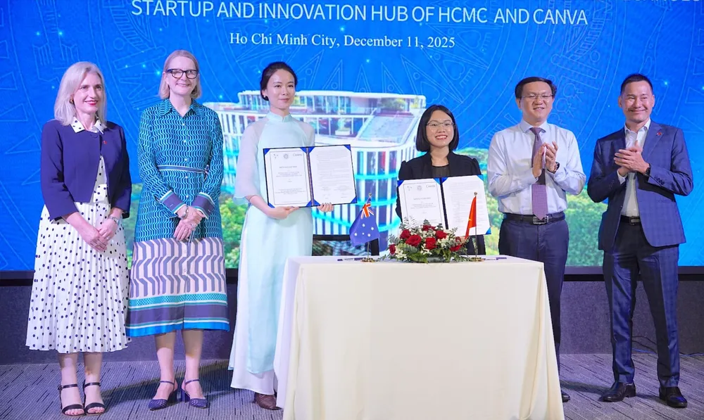 Ms. Sarah Hooper, Australian Consul General in Ho Chi Minh City (second from the left), witnesses the signing ceremony between SIHUB and Canva. Photo: QUANG HUY 1-3681-3838.jpg