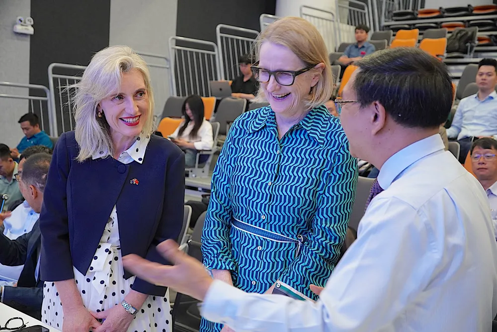 Director of the Ho Chi Minh City Department of Science and Technology, Lam Dinh Thang, converses with Sarah Hooper, Consul General of Australia in Ho Chi Minh City (center), at the signing ceremony. Photo: QUANG HUY 4-8426-7152.jpg