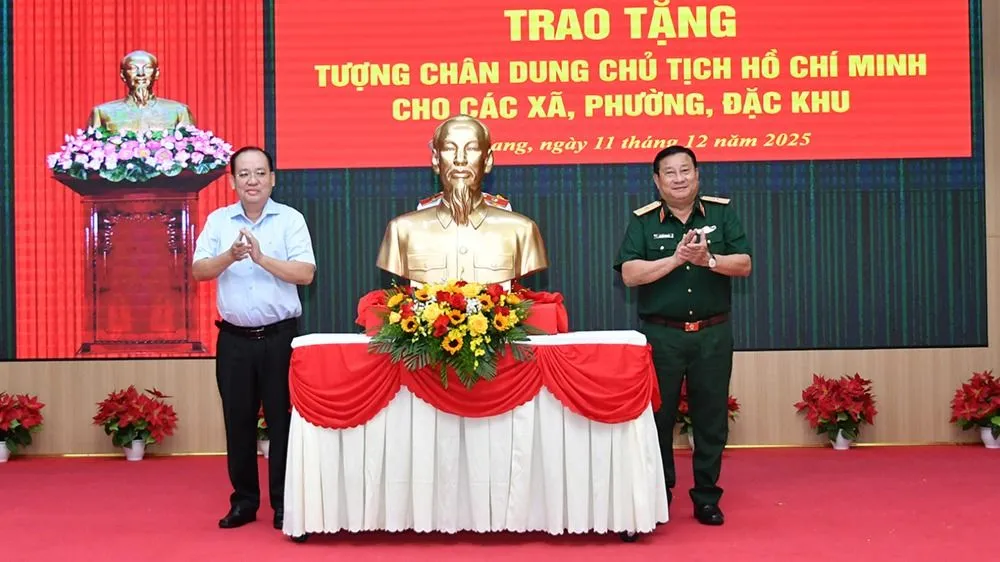 Thiếu tướng Nguyễn Văn Tiền, Phó Tư lệnh Quân khu 9 và ông Nguyễn Thanh Phong, Phó Chủ tịch UBND tỉnh An Giang thực hiện nghi thức trao tặng tượng Bác Hồ