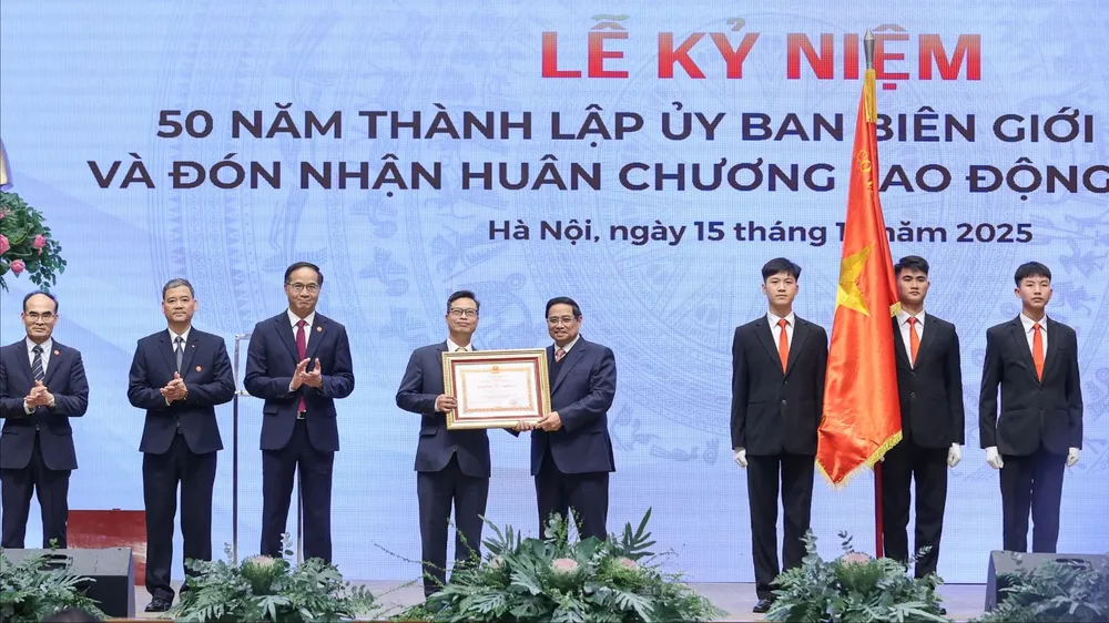 Thay mặt lãnh đạo Đảng và Nhà nước, Thủ tướng Chính phủ Phạm Minh Chính trao tặng Huân chương Lao động hạng Nhất cho Ủy ban Biên giới quốc gia 