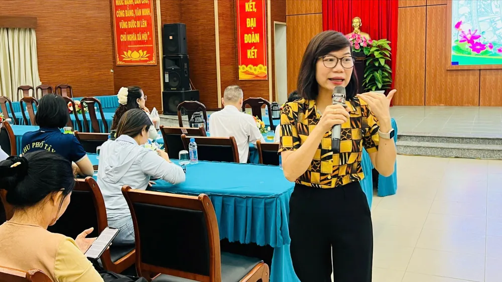 Ths Trần Thị Hồng - Phó trưởng Phòng Khám sức khỏe sinh sản - kế hoạch hóa gia đình, Chi cục Dân số TPHCM trình bày các nội dung tại hội nghị