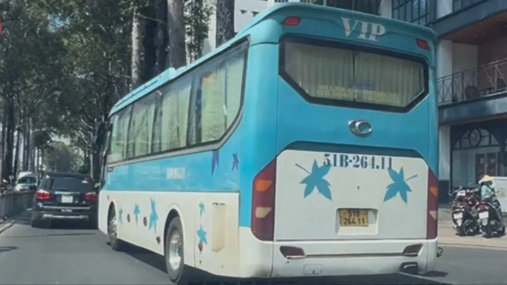 Nhà xe Võ Cúc Phương đậu xe trên đường Nguyễn Chí Thanh (TPHCM) chờ đón khách