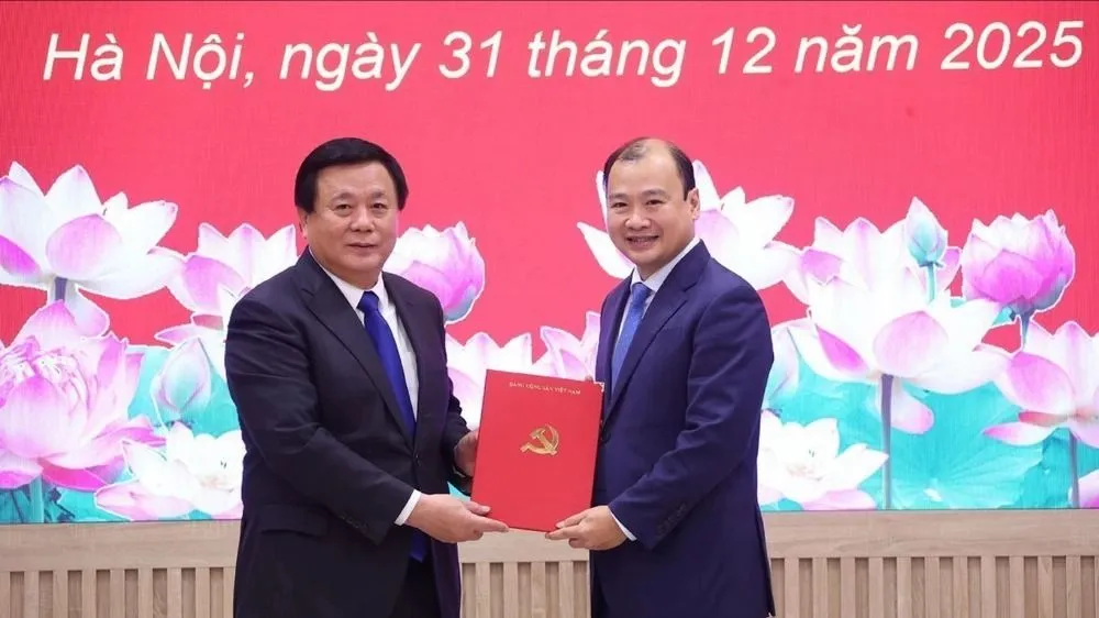 Đồng chí Nguyễn Xuân Thắng (bên trái) trao quyết định cho đồng chí Lê Hải Bình