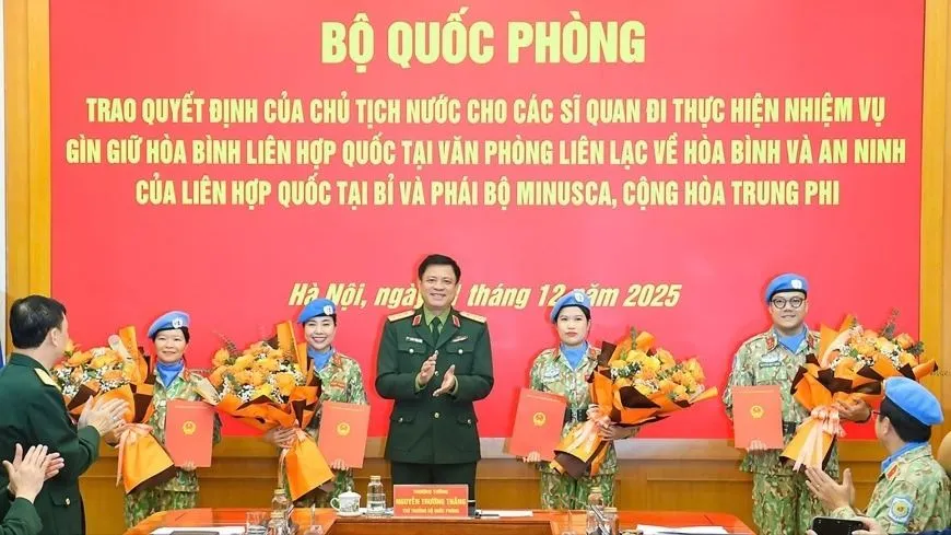 Thượng tướng Nguyễn Trường Thắng và các sĩ quan chuẩn bị lên đường thực hiện nhiệm vụ GGHB LHQ