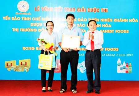 Lãnh đạo Công ty Yến sào Khánh Hòa trao giải nhất cuộc thi Yến sào tinh chế - Niềm tự hào yến đảo thiên nhiên Khánh Hòa cho đội 1 chi nhánh TP Hồ Chí Minh