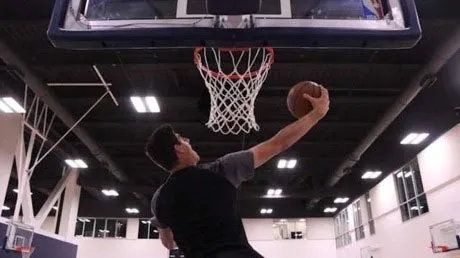  Courtois chấn thương khi quay quảng cáo cho NBA. 