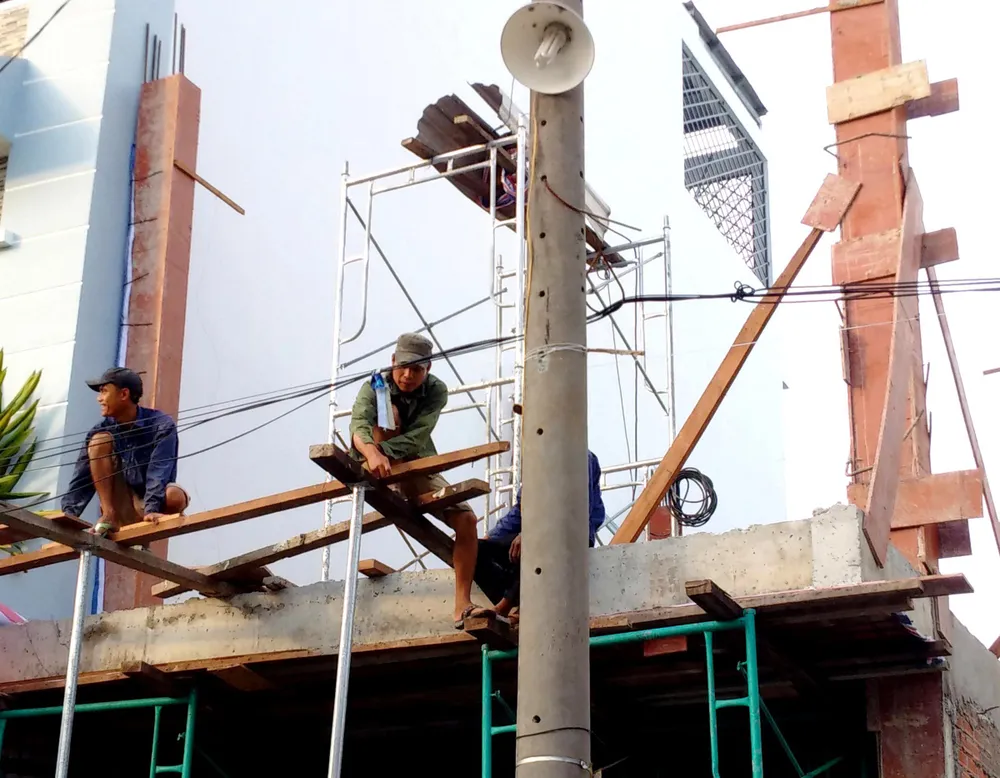 Công nhân thi công trong điều kiện không đảm bảo an toàn lao động (ảnh chụp tại một công trình xây dựng ở KDC Phi Long 5, huyện Bình Chánh vào chiều 24-4)