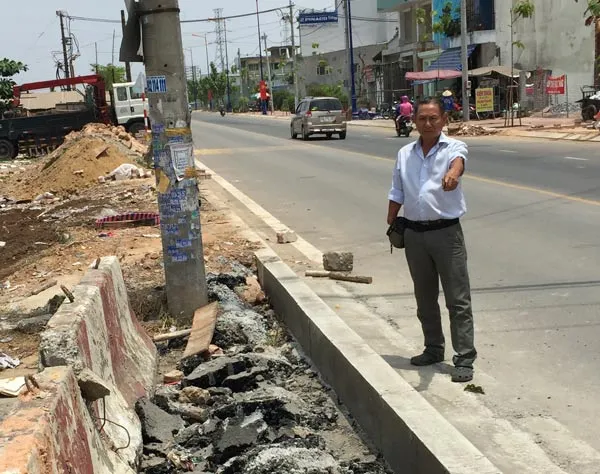Ông Nguyễn Văn Việt giám sát một công trình thi công trên địa bàn phường