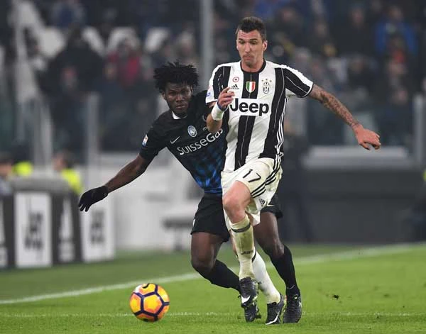 Mario Mandzukic (phải, Juventus) vượt qua Franck Kessie (Atalanta).