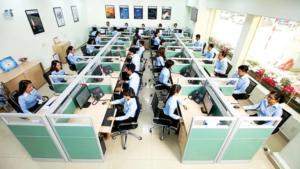 Nhân viên Trung tâm chăm sóc khách hàng đang giải đáp những thắc mắc của khách hàng sử dụng điện qua tổng đài 19001006