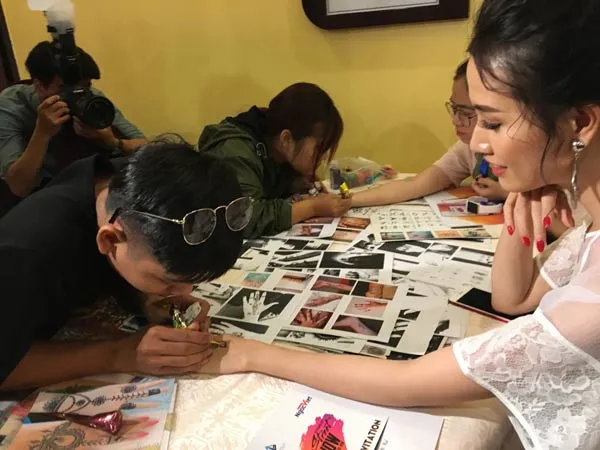 Một số hoạt động trong khuôn khổ chương trình nghệ thuật đường phố được diễn ra chiều ngày 8-5.