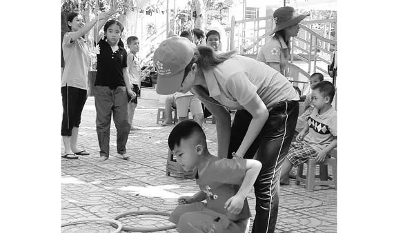 Để giáo dục trẻ tự kỷ, giáo viên phải kiên trì. Trong ảnh: Trẻ tự kỷ học tập tại Trường Giáo dục chuyên biệt Khai Trí