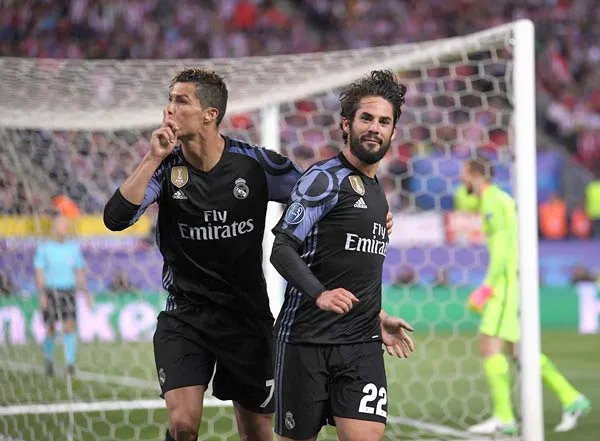 Bàn thắng của Isco (phải, Real) đã làm chết lặng sân Calderon