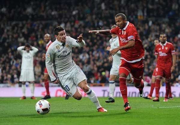 Sevilla (phải) sẽ là thách thức đáng kể với Real của James Rodriguez.