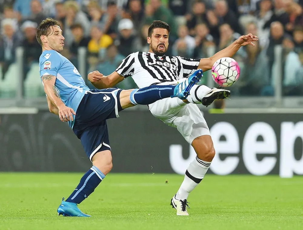 Sami Khedira (phải, Juventus) tranh bóng với Lucas Biglia (Lazio).