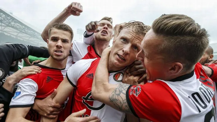 Kuyt được các đồng đội chung vui trong trận đấu mà anh là người nổi bật nhất. 