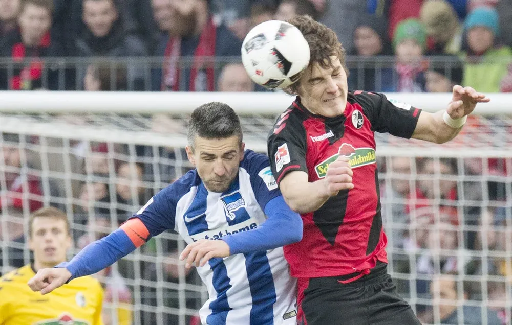 Hertha Berlin (trái) khó có thể rơi ra khỏi Top 6.
