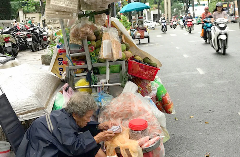 Buôn bán hàng rong trên đường Phạm Ngọc Thạch, quận 1, TPHCM Ảnh: Việt Dũng