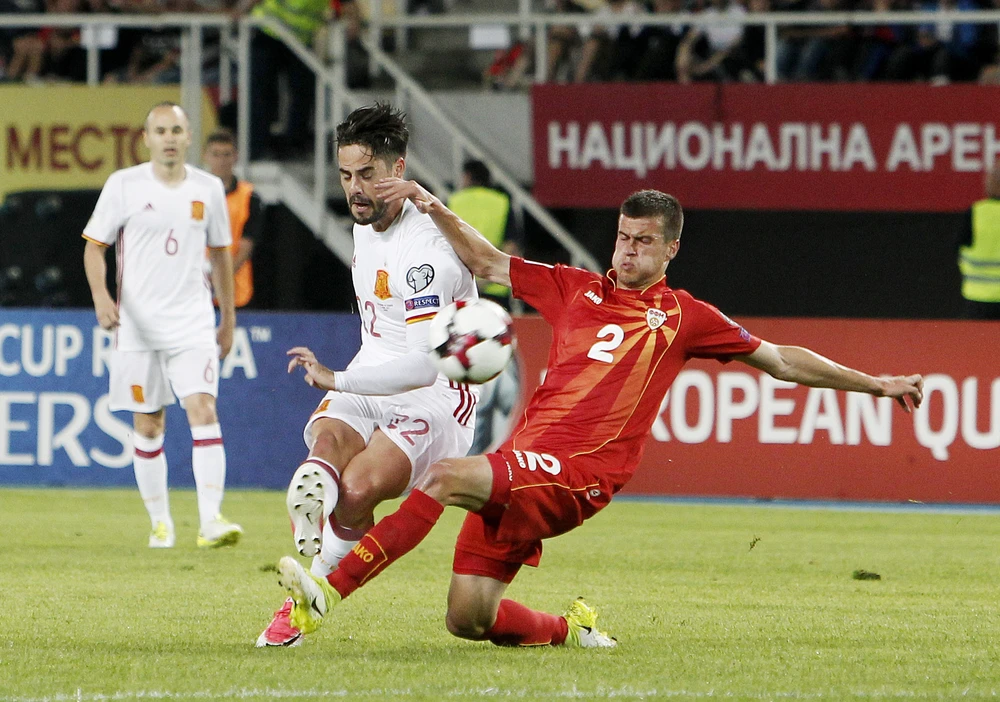  Isco (trái) trong trận đấu với Macedonia.