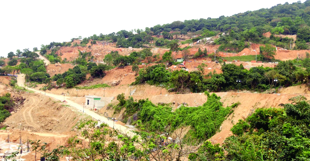 Dự án Khu du lịch biển Tiên Sa gây ảnh hưởng đến môi sinh bán đảo Sơn Trà . Ảnh: NGUYÊN KHÔI