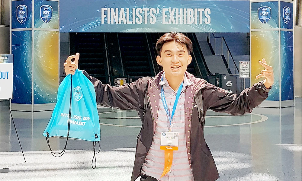 Chử Hoàng Minh Đức tại Hội thi Khoa học kỹ thuật quốc tế (Intel ISEF) năm 2017 ở Mỹ