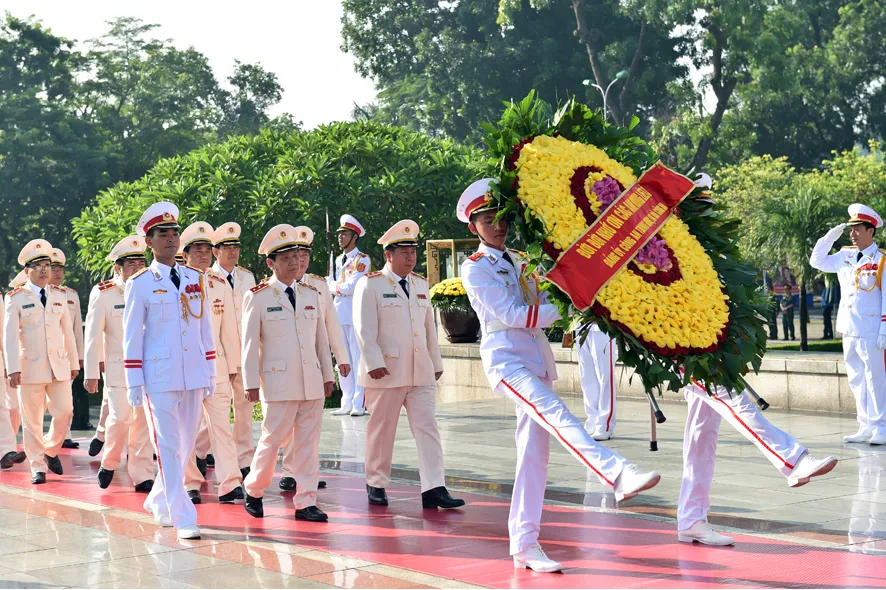 Lãnh đạo Đảng, Nhà nước dâng hương tưởng niệm các anh hùng liệt sĩ ảnh 2 Lãnh đạo Đảng, Nhà nước dâng hương tưởng niệm các anh hùng liệt sĩ ảnh 2