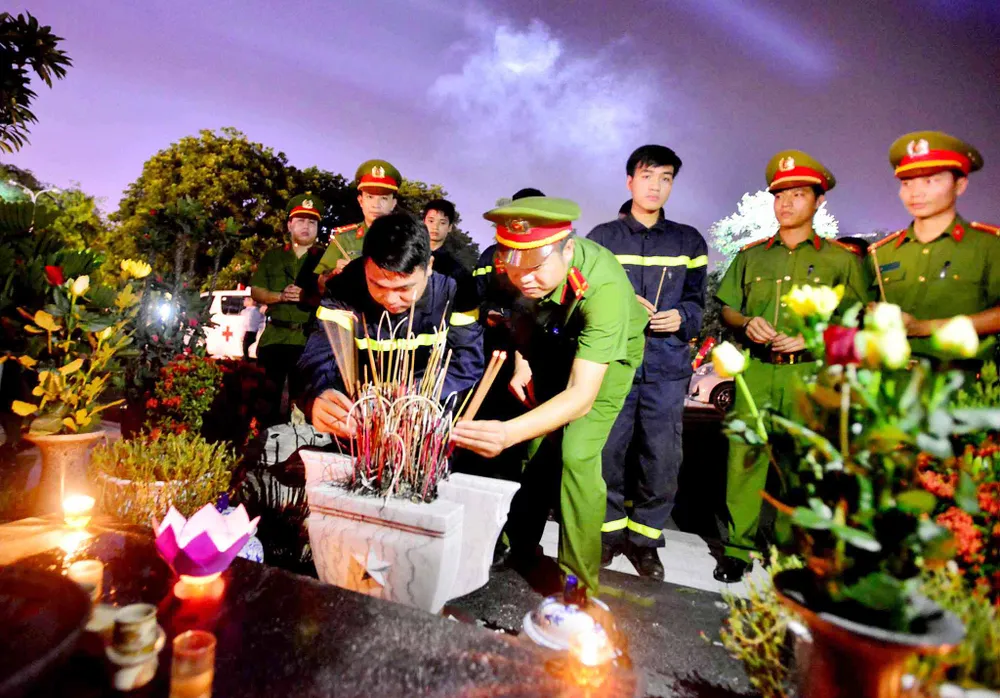 Lãnh đạo Đảng, Nhà nước dâng hương tưởng niệm các anh hùng liệt sĩ ảnh 7 Lãnh đạo Đảng, Nhà nước dâng hương tưởng niệm các anh hùng liệt sĩ ảnh 7