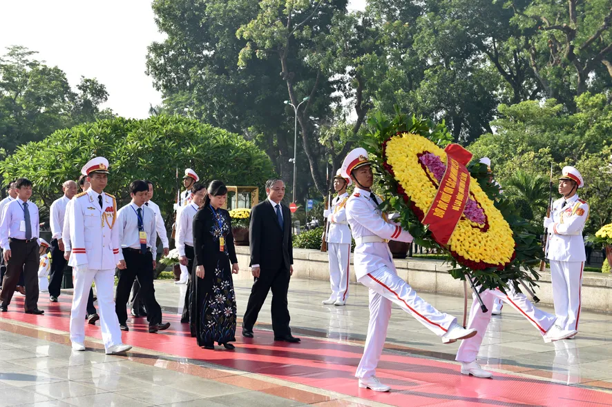 Lãnh đạo Đảng, Nhà nước dâng hương tưởng niệm các anh hùng liệt sĩ ảnh 3 Lãnh đạo Đảng, Nhà nước dâng hương tưởng niệm các anh hùng liệt sĩ ảnh 3