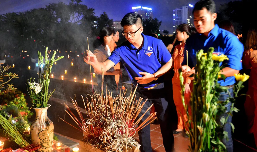 Lãnh đạo Đảng, Nhà nước dâng hương tưởng niệm các anh hùng liệt sĩ ảnh 8 Lãnh đạo Đảng, Nhà nước dâng hương tưởng niệm các anh hùng liệt sĩ ảnh 8