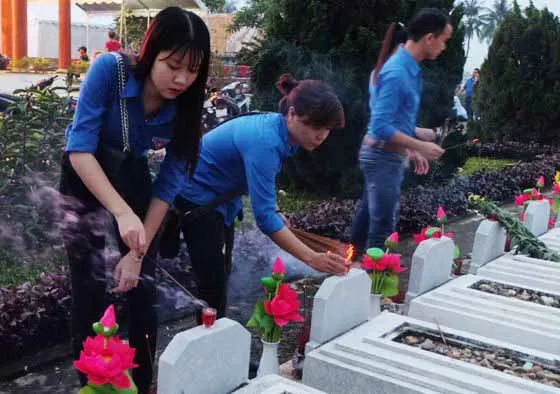 Lãnh đạo Đảng, Nhà nước dâng hương tưởng niệm các anh hùng liệt sĩ ảnh 17 Lãnh đạo Đảng, Nhà nước dâng hương tưởng niệm các anh hùng liệt sĩ ảnh 17