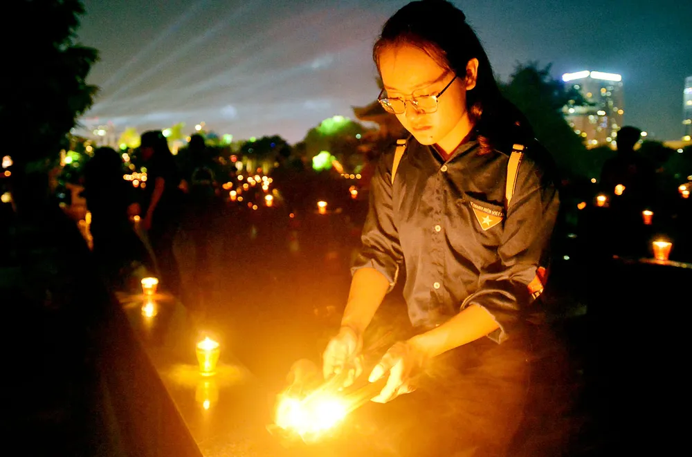 Lãnh đạo Đảng, Nhà nước dâng hương tưởng niệm các anh hùng liệt sĩ ảnh 9 Lãnh đạo Đảng, Nhà nước dâng hương tưởng niệm các anh hùng liệt sĩ ảnh 9