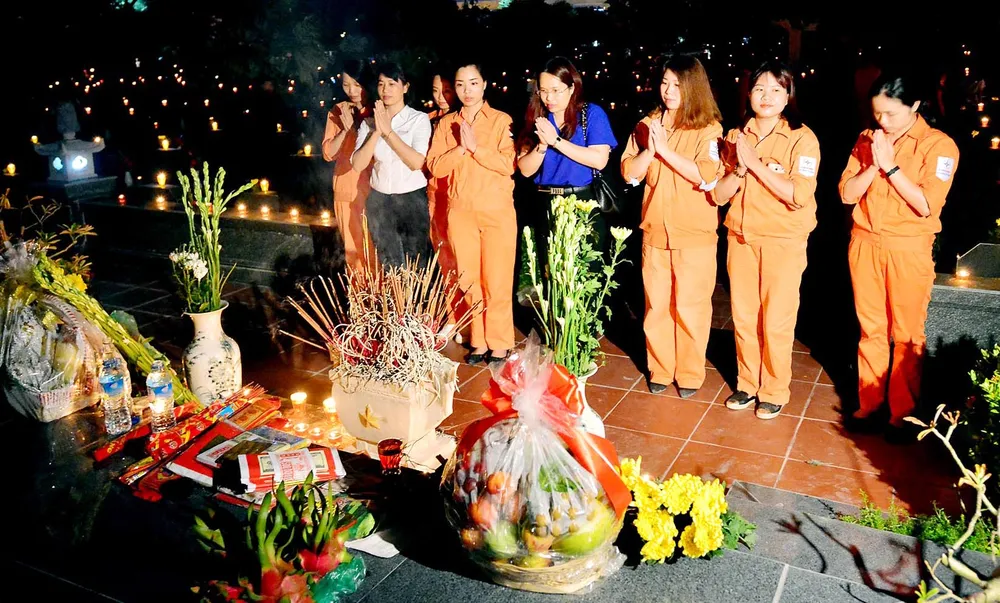 Lãnh đạo Đảng, Nhà nước dâng hương tưởng niệm các anh hùng liệt sĩ ảnh 11 Lãnh đạo Đảng, Nhà nước dâng hương tưởng niệm các anh hùng liệt sĩ ảnh 11